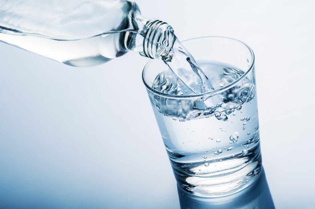 bicchiere d'acqua dell'acqua che favorisce il benessere del corpo