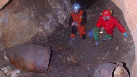 I residui della bevanda trovati sul fondo di vasi di terracotta scoperti nel 2010 nei complessi sotterranei del monte Kronio (Sciacca) e nello scavo Sant'Ippolito di Caltagirone